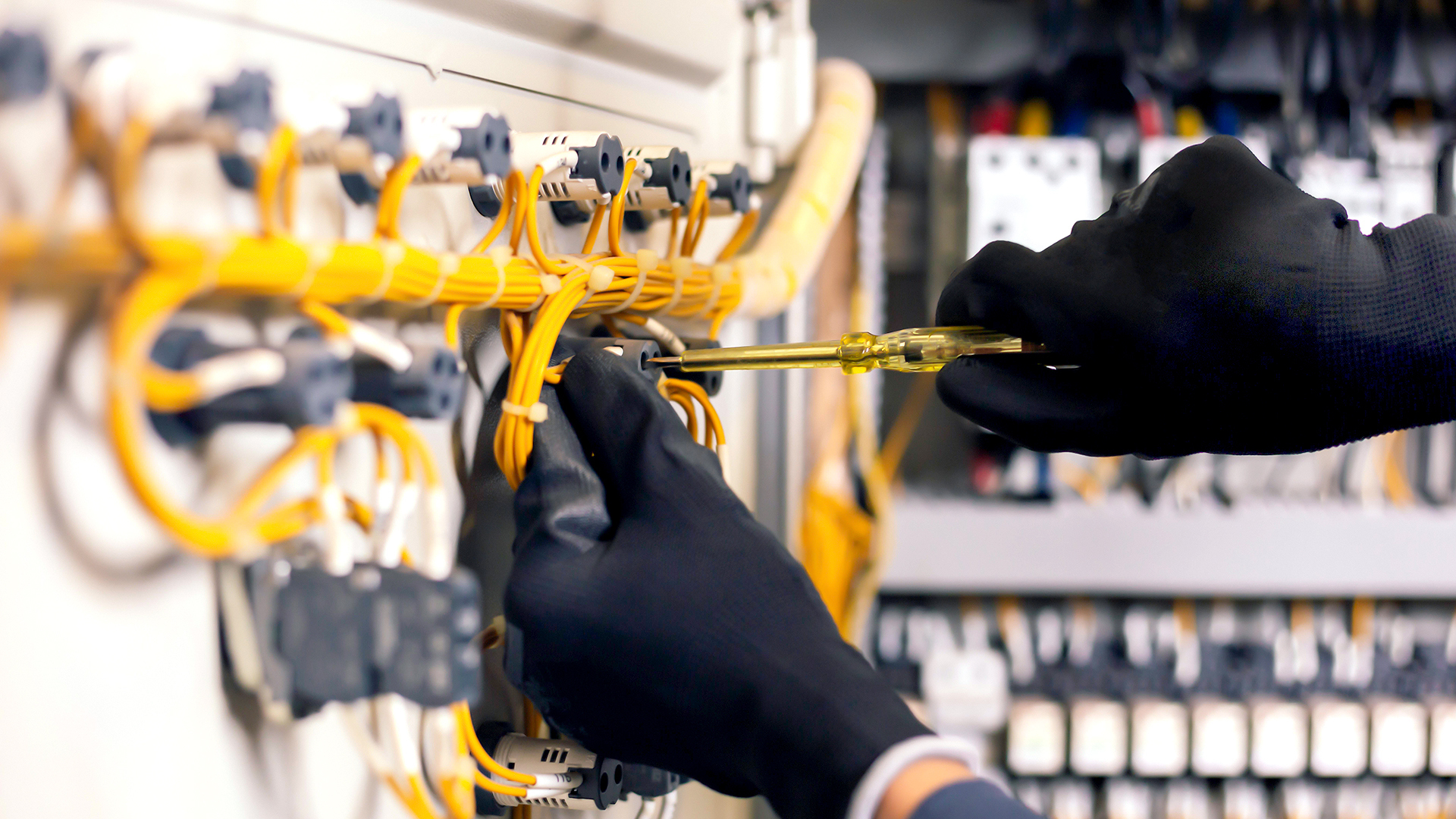 421-03 - Making Connections in a Junction Box - HSI